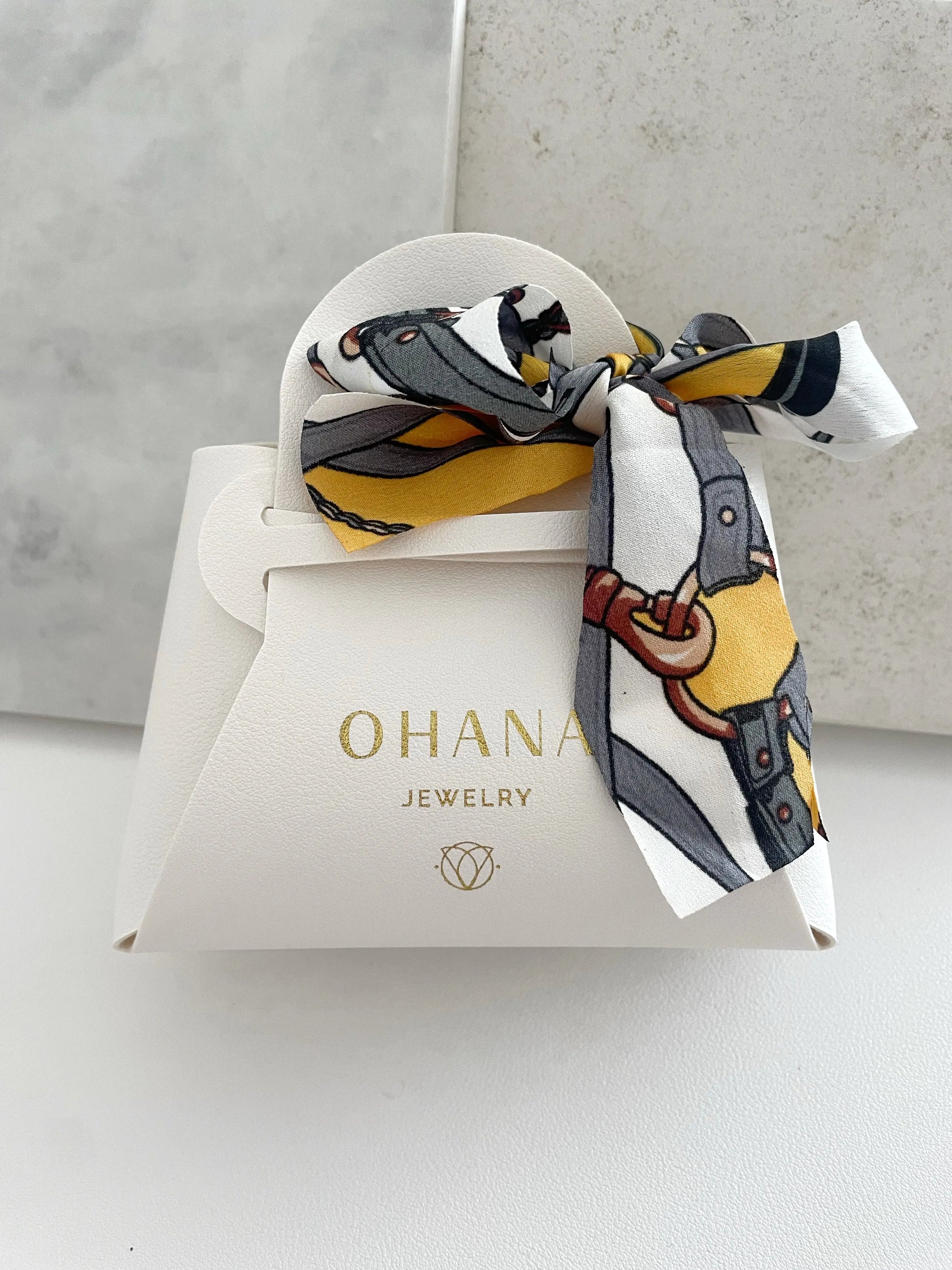 Bolsito de piel para regalo accesorio joyería OHANA con logo grabado y lazo