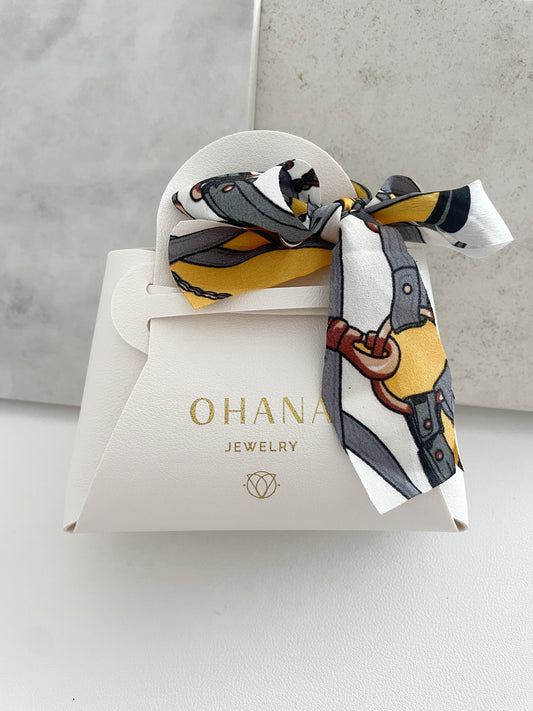 Bolsito de piel para regalo accesorio joyería OHANA con logo grabado y lazo