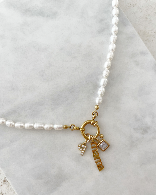 COLLAR PERLAS MAMÁ PERSONALIZABLE (incluye 3 charms)